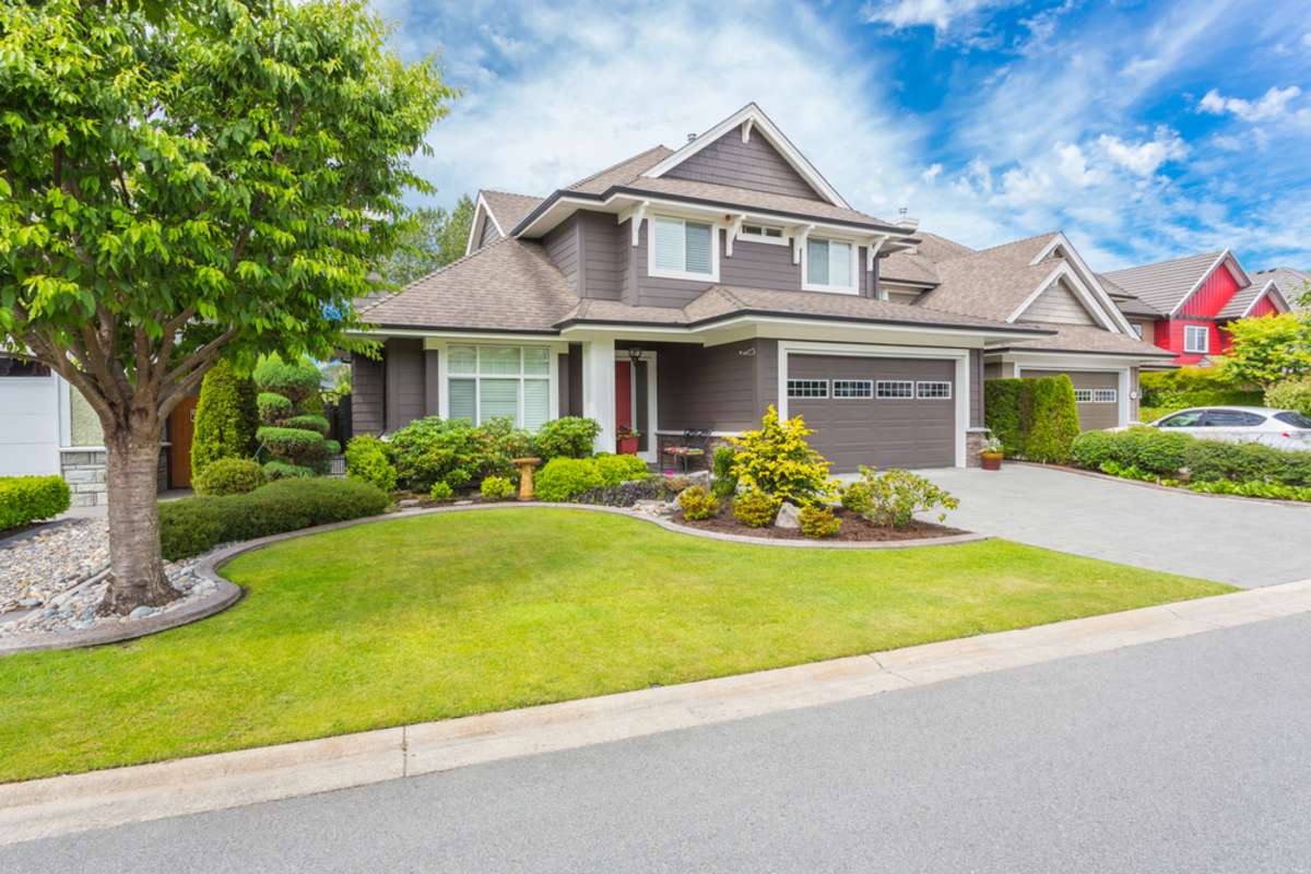 Nicely trimmed and manicured garden in front of a luxury house