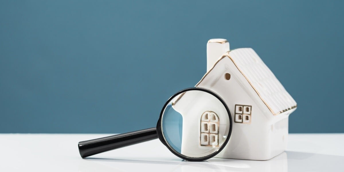 A magnifying glass next to a house